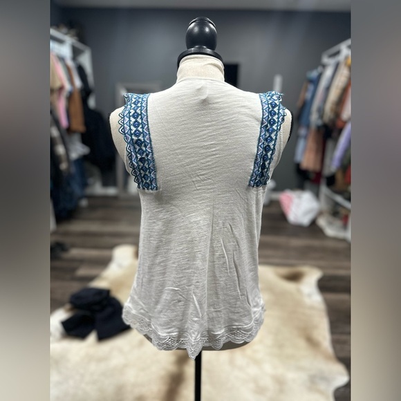 By Anthropologie Sigrid Sleeveless White Cotton Top w Blue Embroidery Size XS - Picture 7 of 9